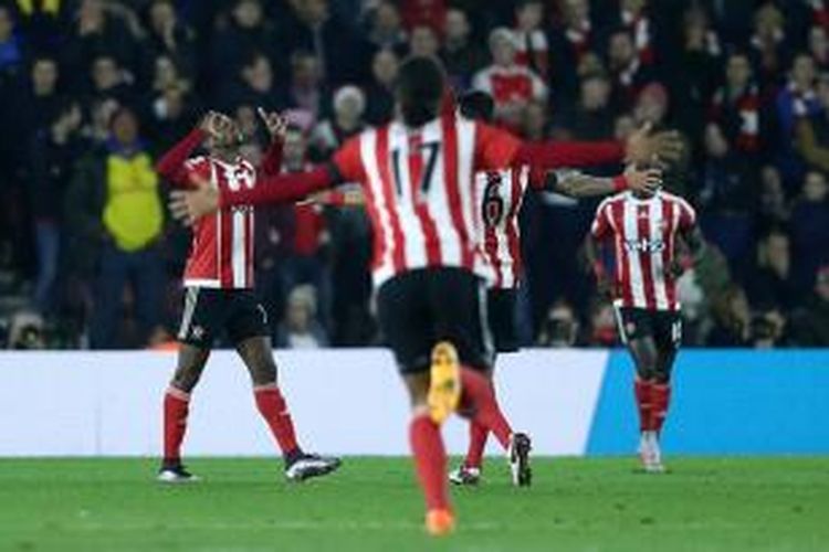 Cuco Martina merayakan gol pertama Southampton ke gawang Arsenal pada laga Premier League di St. Mary's, Sabtu (26/12/2015). 