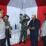 Sambil Tinjau Pospam, Kapolres dan Walkot Jakpus Bagi-bagi Sembako