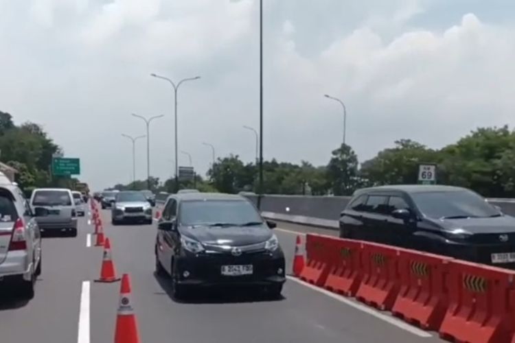 Lalu Lintas Normal, Contraflow di Ruas Tol Japek Dihentikan