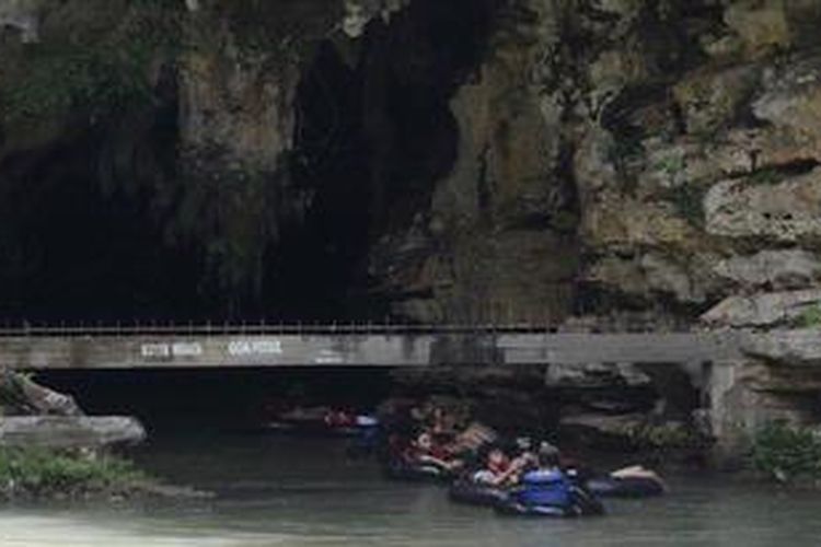 Wisatawan memasuki mulut obyek wisata Gua Pindul di Desa Bejiharjo, Karangmojo, Gunung Kidul, DI Yogyakarta, yang beberapa saat sebelumnya ditutup oleh pihak pemilik lahan di atas gua tersebut, Kamis (7/3/2013). Konflik antara pihak pemilik lahan dengan sejumlah kelompok pengelola obyek wisata tersebut terus berlangsung seiring terus mengalirnya kunjungan wisatawan ke tempat tersebut. 
