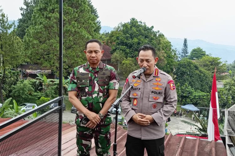 Kapolri Jenderal Listyo Sigit Prabowo dan Panglima TNI Jenderal Agus Subiyanto memberikan keterangan pers usai dipanggil Presiden Prabowo di Hambalang, Kabupaten Bogor, Sabtu (30/8/2025).