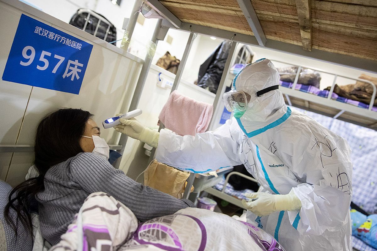 Pasien dengan gejala ringan virus corona COVID-19 diperiksa suhu tubuhnya oleh petugas medis saat menjalani perawatan di sebuah pusat pameran yang diubah menjadi rumah sakit darurat di Wuhan, Hubei, China (17/2/2020). Data hingga Rabu (19/2/2020) ini, korban meninggal akibat virus corona di China sudah mencapai 2.000 orang setelah dilaporkan 132 kasus kematian baru.