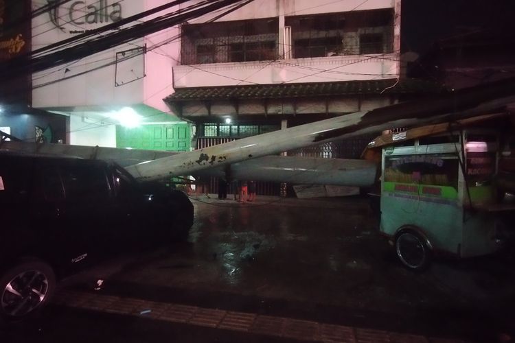 Gerobak sate milik Julham Efendi terlihat ditimpa dua tiang reklame bersama kendaraan lainnya di Jalan Zainul Arifin, Kelurahan Petisah Hulu, Kecamatan Medan Baru, Kota Medan, Selasa (12/8/2025). 