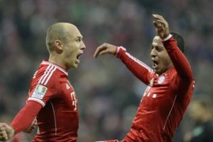 Dua gelandang Bayern Muenchen, Arjen Robben (kiri) dan Thiago Alcantara (kanan), merayakan gol ke gawang FC Schalke pada laga Bundesliga di Allianz Arena, Muenchen, Sabtu (1/3/2014).