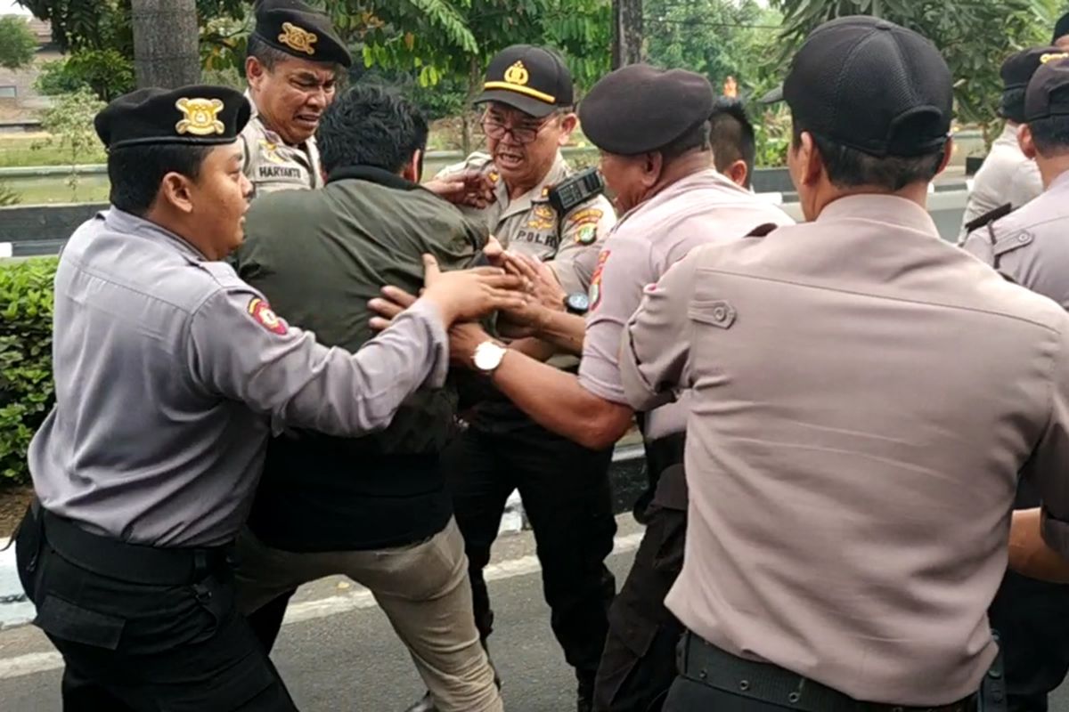 Unjuk rasa mahasiswa PMII di depan DPRD Kota Bekasi, Senin (26/8/2019) dibubarkan paksa oleh polisi.