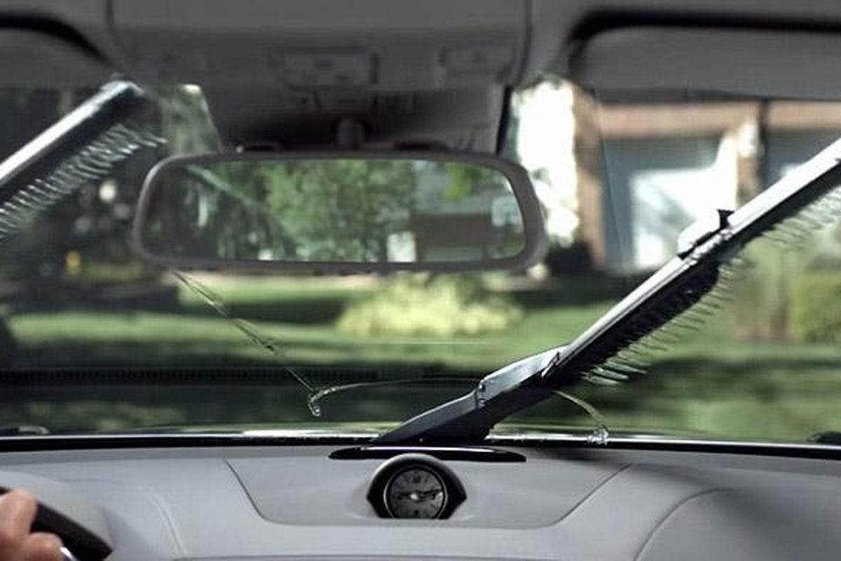 Magic Vision Control, wiper cerdas Mercedes-Benz agar semprotan air tak menghalangi pandangan pengemudi.