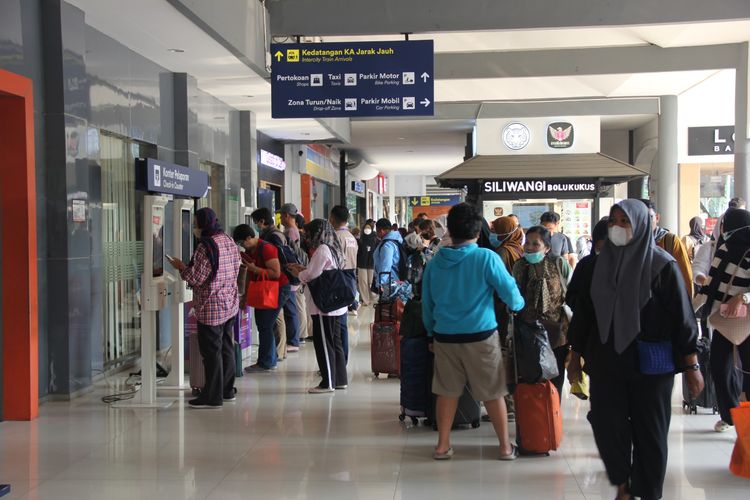 Sejumlah pelanggan kereta api memadati Stadiun Gubeng Surabaya pada momen libur Nataru 2023/2024.