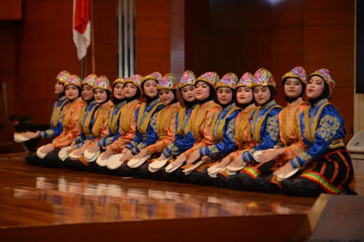 Tim misi budaya Al-Izhar Pondok Labu Jakarta yang akan mempromosikan lima tarian tradisional Indonesia di ajang bergengsi festival budaya antar bangsa Llgollen Internasional Musical Eisteddfod di Wales, Inggris, 3-8 Juli 2018.