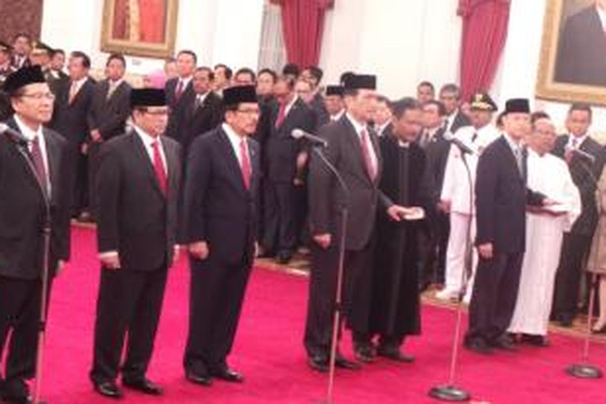 Lima menteri dan sekretaris kabinet dilantik Presiden Joko Widodo di Istana Negara, Jakarta, Rabu (12/8/2015).