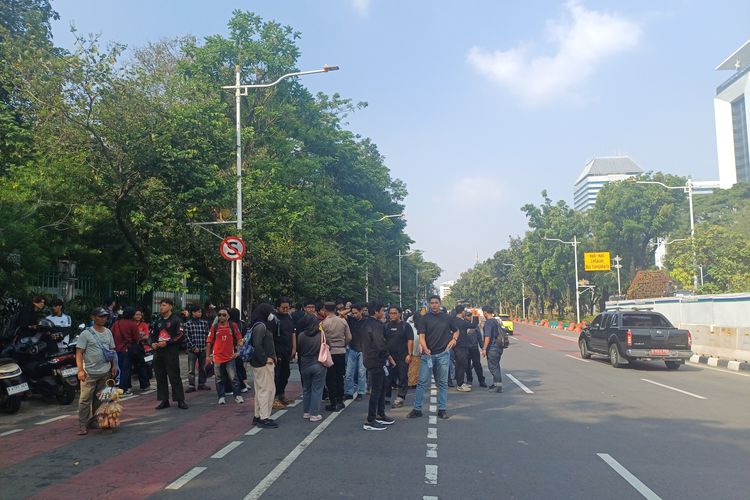 Massa Aksi Hendak Demo di Patung Kuda, tapi Akses Ditutup