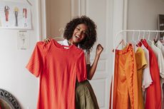 6 Rekomendasi Warna Baju untuk Perempuan Berkulit Gelap
