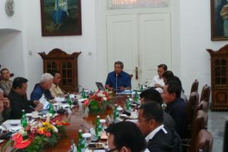 Presiden Susilo Bambang Yudhoyono memimpin rapat kabinet terbatas di Istana Bogor, Senin (30/12/2013).