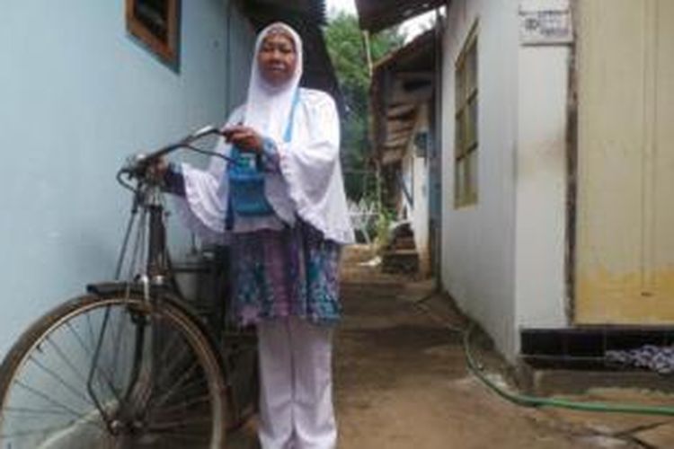 Sariyah, perempuan asal warga Desa Karanglewas Kidul, Kecamatan Karanglewas, Kabupaten Banyumas bersama sepeda yang digunakan untuk berdagang bubur candil dan menyisihkan hasilnya selama 24 tahun demi bisa berangkat beribadah haji. 