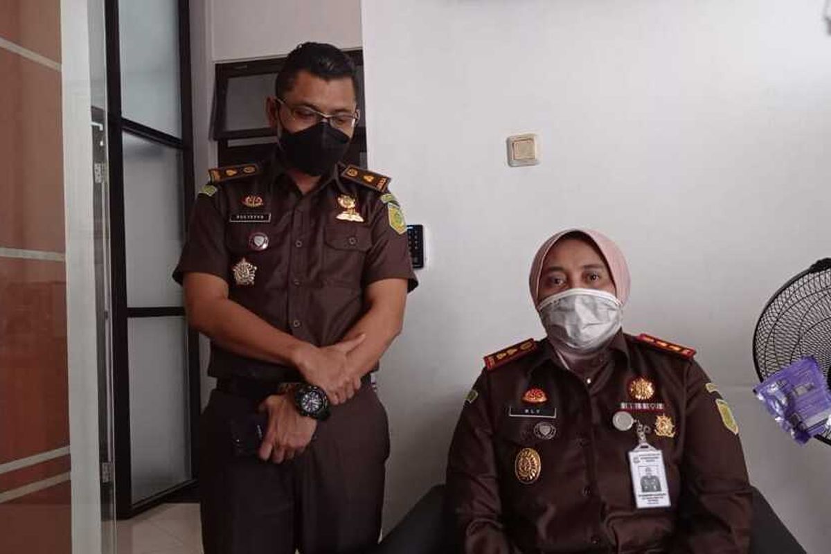 Kepala Kejaksaan Negeri Magetan Ely Rahmawati bersama Kasipidsus. Diduga tilep anggaran pembangunan embung dan talut, Kadesa Kalangketi dijadikan tersangka oleh Kejaksaan Negeri Magetan.