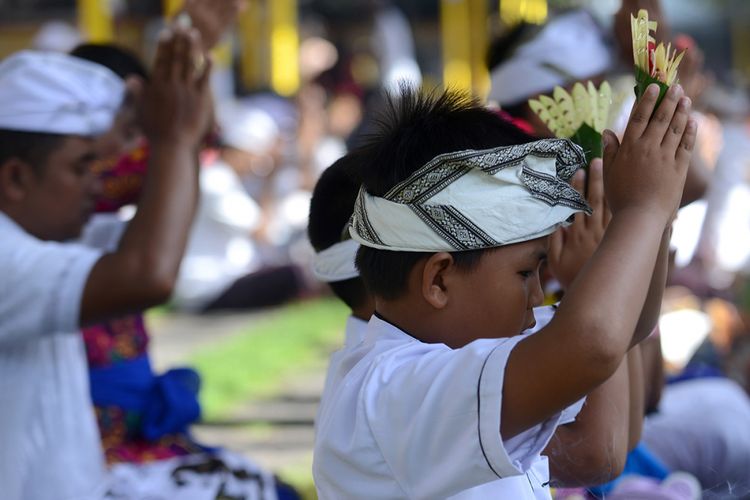 Sejumlah umat Hindu melaksanakan upacara dalam perayaan Hari Galungan di Pura Jagatnatha, Denpasar, Bali, Rabu (1/11/2017). Perayaan Galungan digelar untuk memperingati kemenangan Dharma (kebaikan) melawan Adharma (kejahatan) bagi umat Hindu, sekaligus rasa syukur kepada Ida Sang Hyang Widi Wasa atas ciptaan alam semesta beserta isinya.