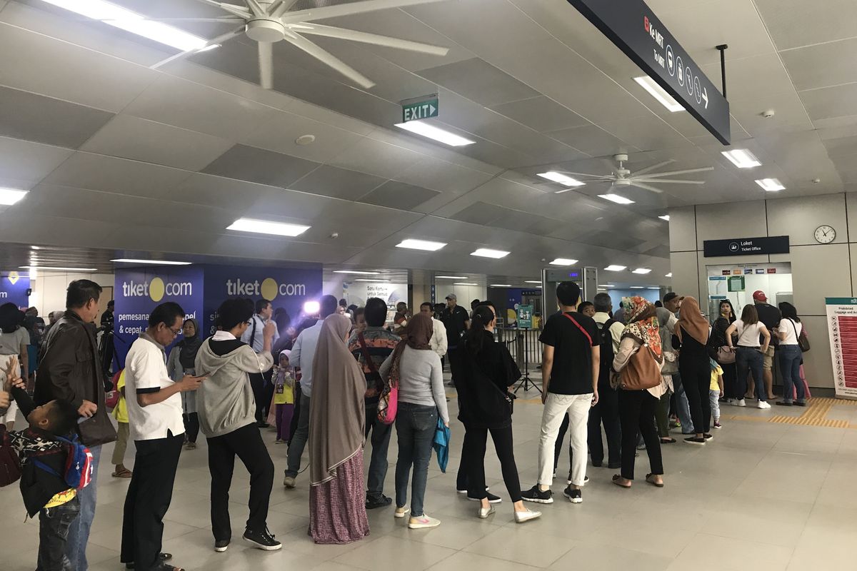 Animo masyarakat mencoba Moda Raya Terpadu (MRT) Senin (01/04/2019) tetap tinggi meski saat ini tarif kereta api bawah tanah itu sudah tak lagi gratis. 