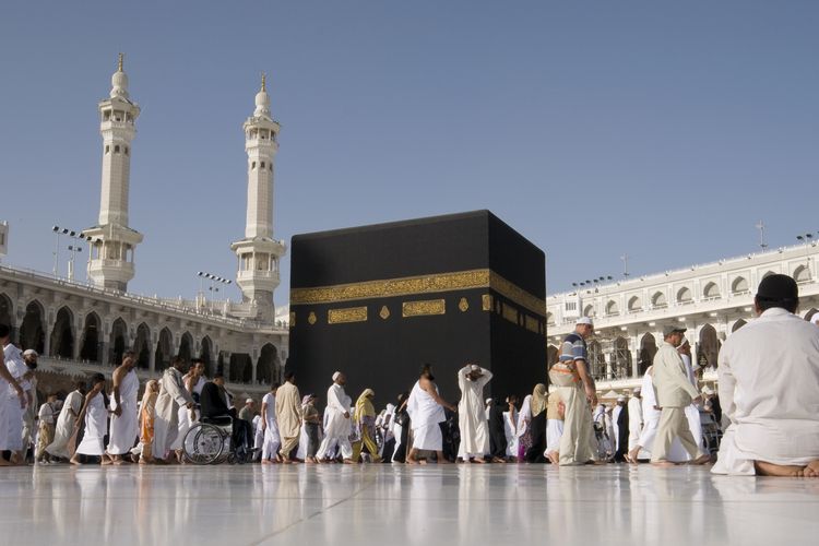 Ka'bah di Masjidil Haram, Mekkah, Arab Saudi. Fenomena Matahari di atas Ka'bah, arah kiblat.