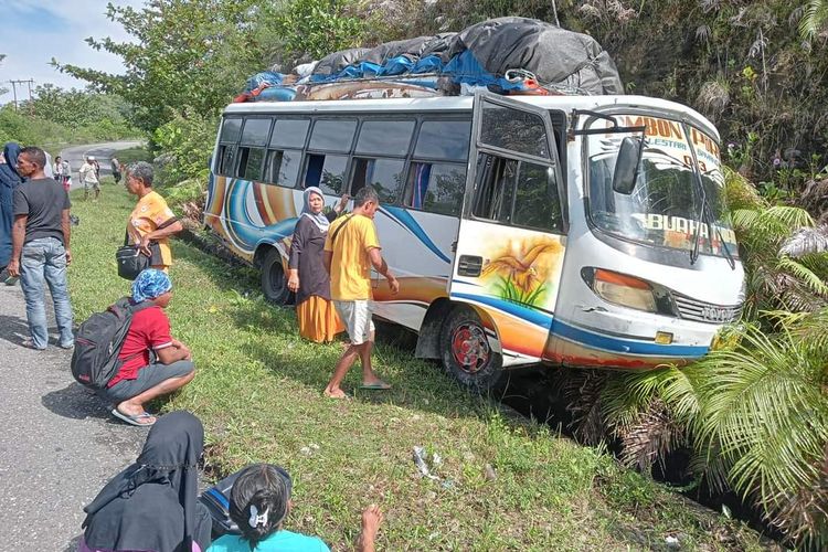 Bus jurisan Piru-Ambon yang mengangkut 25 penumpang mengalami kecelakaan di kawasan Gunung Parang di desa Piru, kabupaten Seram Bagian Barat, Maluku, Senin (12/12/2022)