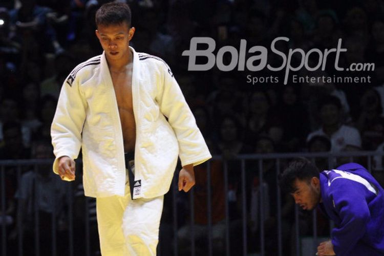 Atlet judo Indonesia, Iksan Apriyadi, saat mengalahkan atlet judo Vietnam, Tan Can Nguyen pada ajang SEA Games, Kuala Lumpur, Malaysia, Sabtu (26/8/2017).
