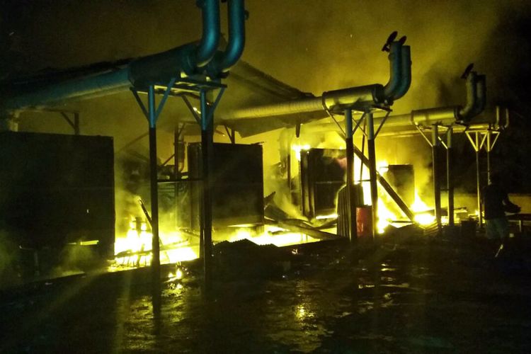 Lima unit mesin PLN Rayon Sanana, Kabupaten Kepulauan Sula, Maluku Utara terbakar pada Rabu (19/7/2017) malam.