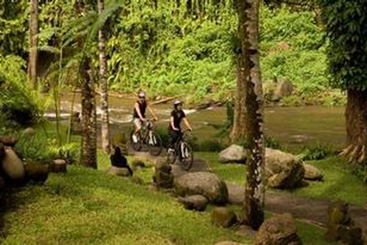 Bersepeda di The Royal Pita Maha