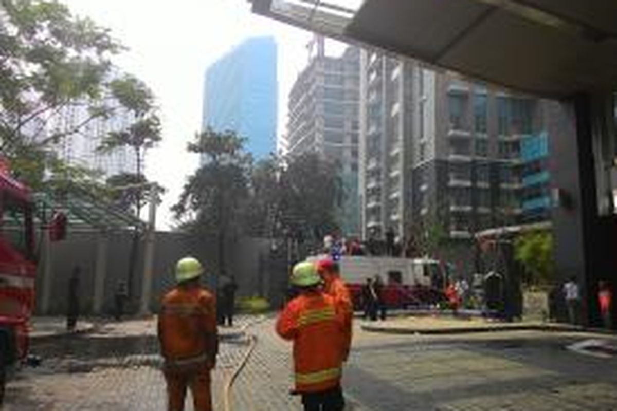 Kebakaran di Jalan Senopati Raya, Jakarta Selatan, Jumat (22/5/2015) berasal dari sebuah bedeng di sekitar apartemen dan gedung perkantoran.