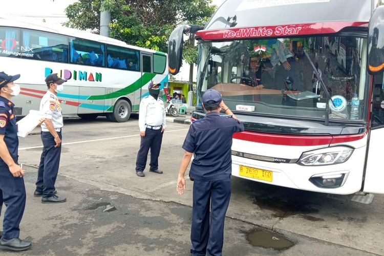 Petugas melakukan uji kelayakan bus di Terminal Tanjung Priok, Jakarta Utara sejak Kamis (8/12/2022) lalu. Hal ini dilakukan menjelang momen libur Natal dan Tahun Baru 2023. 