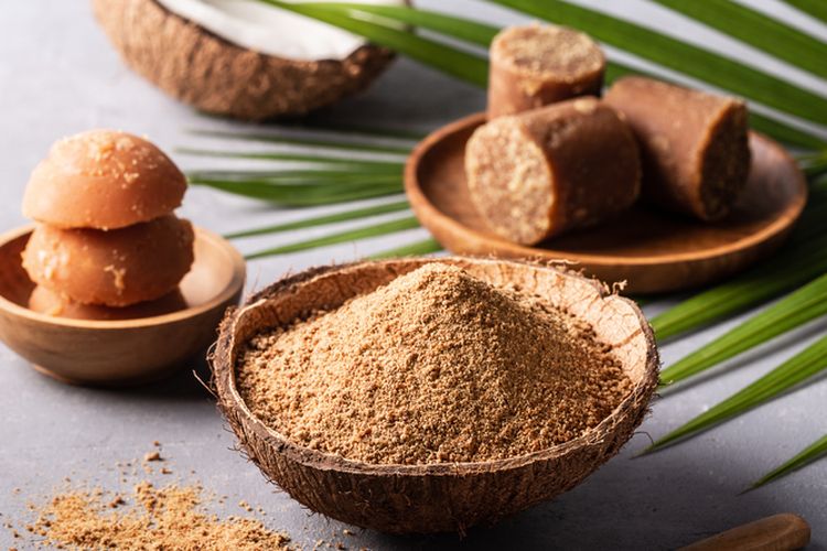 Ilustrasi gula aren. Gula aren sering disamakan dengan gula merah, faktanya kedua gula ini berbeda. Gula kelapa atau gula aren adalah jenis gula yang populer di kalangan vegan dan dianggap lebih sehat karena merupakan pemanis nabati alami.