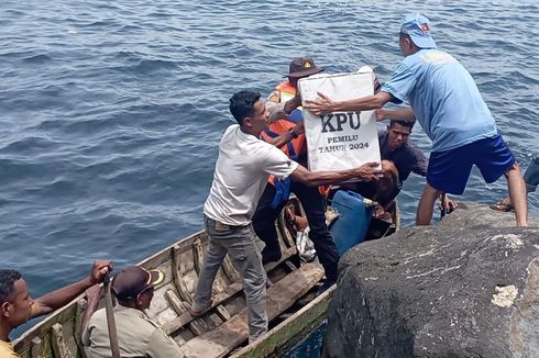 Distribusi Logistik Pemilu di Ende, Petugas Arungi Lautan Selama 2 Jam Pakai Perahu Motor