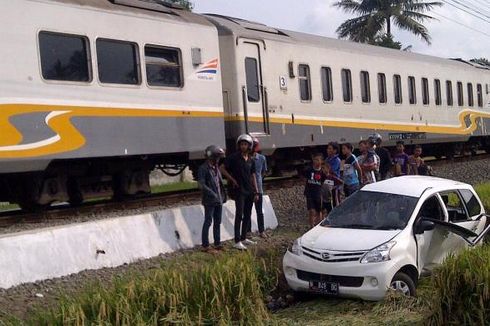 Kereta Tabrak Xenia di Malang, Dua PNS Kritis