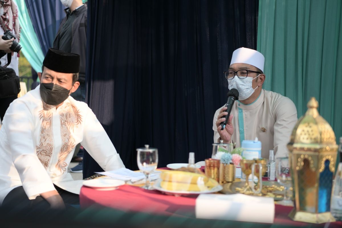 Gubernur Jabar Ridwan Kamil saat menghadiri Buka Bersama On The Screen (BUBOS) 5 2021 di Gedung Sate, Kota Bandung, Sabtu (24/4/2021). 