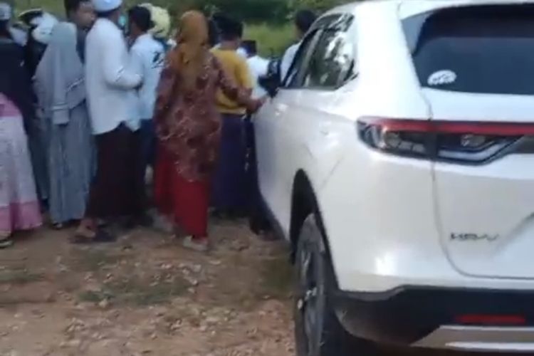 Pulang Berlibur Diduga Kena Serangan Jantung, Pria di Sampang Meninggal Dalam Mobil