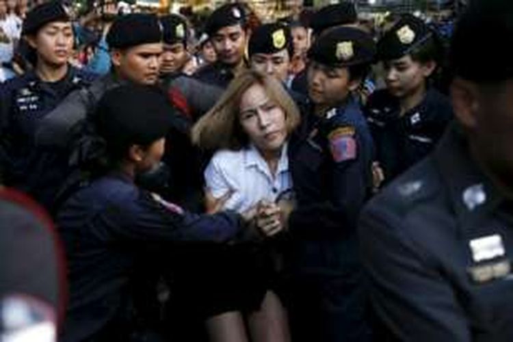 Aktivis mahasiswa ditangkap dalam sebuah aksi unjuk rasa di Bangkok, Thailand, 27 April 2016.