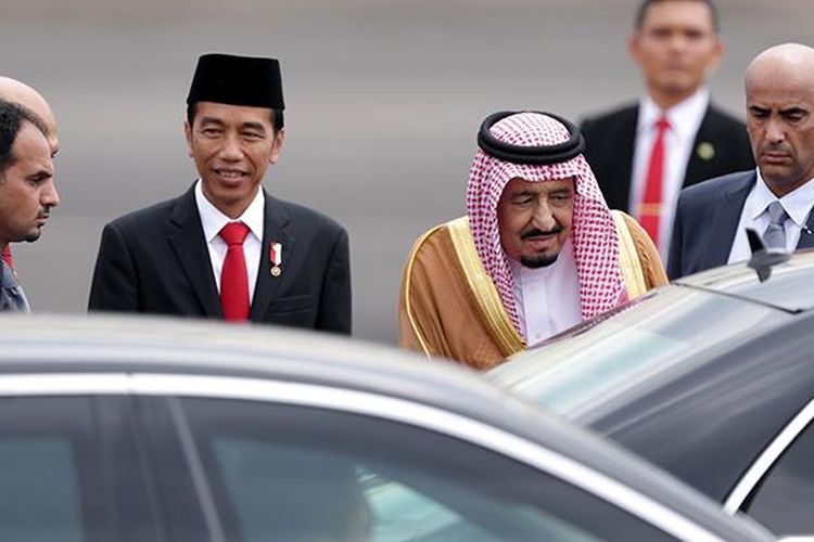 Raja Arab Saudi Salman bin Abdulaziz al-Saud disambut Presiden Republik Indonesia, Joko Widodo di landasan pacu VVIP Bandara Halim Perdanakusuma, Jakarta, Rabu (1/3/2017). Kunjungan Raja Salman ke Indonesia kali ini setelah 47 tahun lalu dalam rangka kerja sama bilateral Indonesia - Arab Saudi.