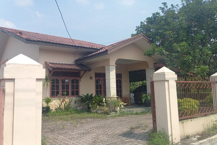 Penampakan kantor CV Centra Niaga di Jalan Bunga NCole XXII, Kota Medan. Perusahaan pemenang tender proyek lampu pocong di Kota Medan, Jumat (12/5/2023). 