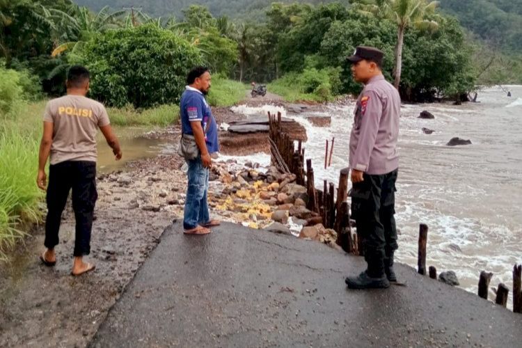 Jalur Pantura Sikka Putus Diterjang Abrasi, Akses 7 Desa Terancam Lumpuh