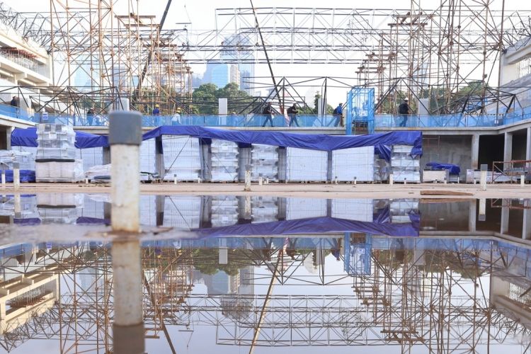 Pekerja menyelesaikan proyek renovasi di Kolam Renang Gelora Bung Karno (GBK) Jakarta, Jumat (24/3/2017). Kawasan Gelora Bung Karno (GBK) yang akan menjadi venue penyelenggaraan Asian Games XVIII 2018 mendatang bakal direnovasi dengan standar internasional untuk pertandingan olahraga dan ditargetkan selesai pada November 2017.