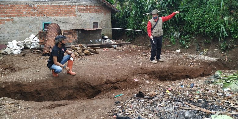 Petugas sedang mengecek rekahan tanah bergerak di Dusun Ciherang, Desa Cijangkar, Kecamatan Nyalindung, Sukabumi, Jawa Barat, Kamis (28/1/2021).