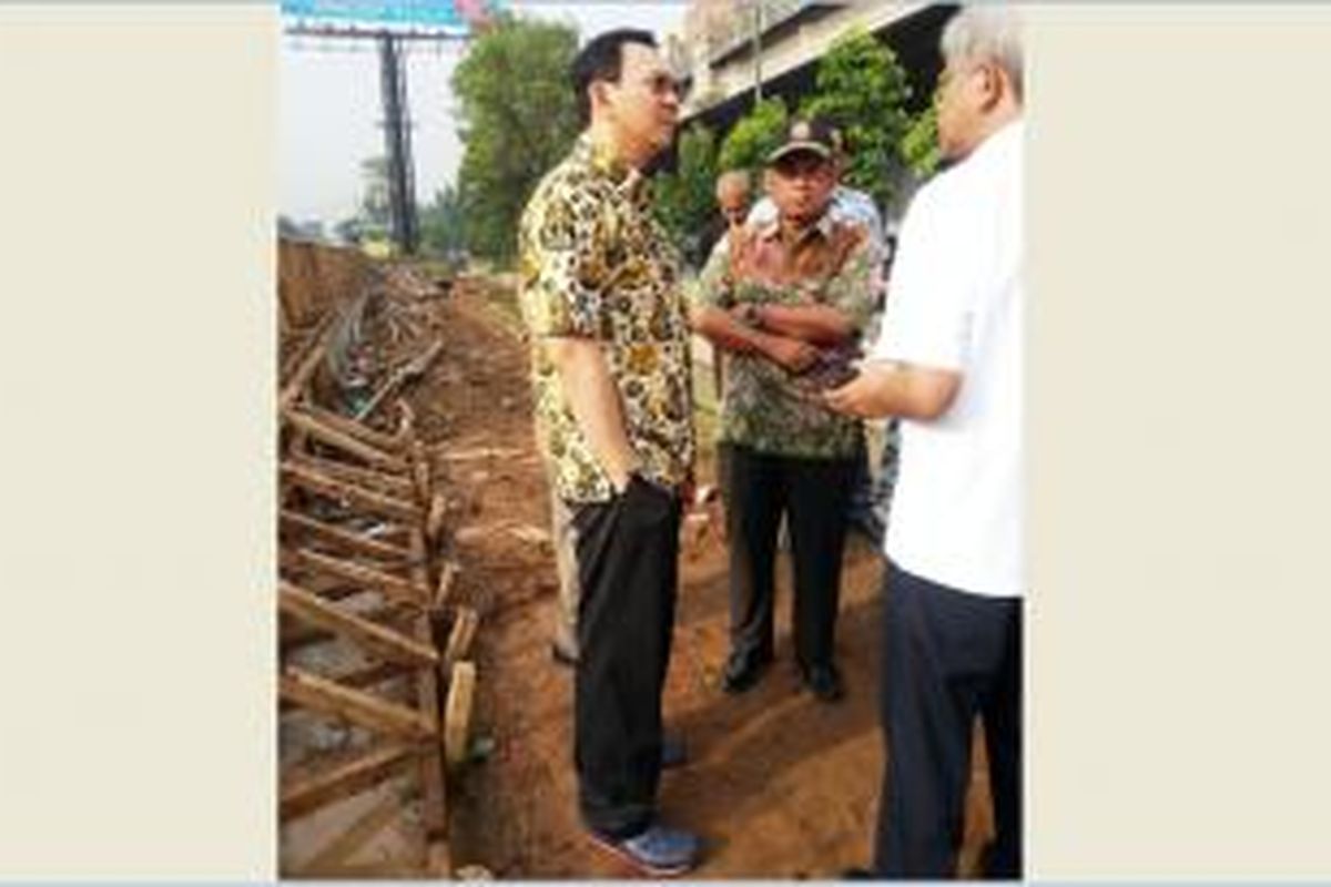 Gubernur DKI Jakarta Basuki Tjahaja Purnama meninjau pengerjaan Tanggul Kali Sunter, Kamis (12/2/2015).