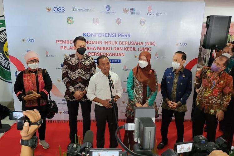 Menteri Investasi/Kepala BKPM Bahlil Lahadalia memberikan keterangan pers usai memberikan NIB kepada para pelaku UMKM di Medan, Sumatera Utara, Sabtu (23/7/2022).