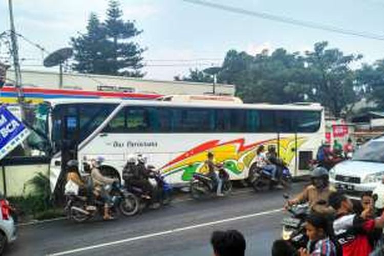 Sebuah bus pariwisata mengalami kecelakaan di Jalan raya Puncak, Desa Citeko, Kecamatan Cisarua, Kabupaten Bogor, Minggu (22/5/2016).