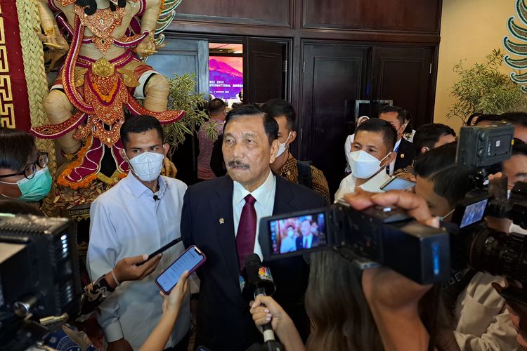 Menteri Koordinator Kemaritiman Luhut Binsar Pandjaitan di Hotel Westin, Nusa Dua, Bali, Rabu (9/11/2022). Luhut enggan berspekulasi soal kejutan investasi Tesla di Indonesa.