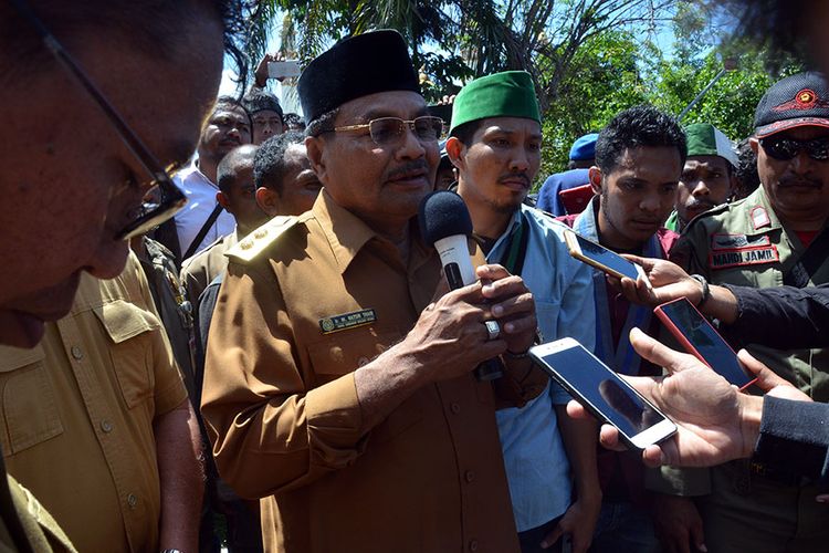 Wakil Gubernur Maluku Utara, M. Natsir Thaib menerima massa aksi di depan kantor Gubernur Malut terkait dengan kenaikan harga kopra, Senin (26/11/2018)