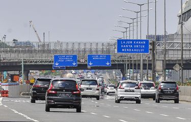 Sejumlah kendaraan melintas di tol Jakarta-Cikampek, Bekasi Jawa Barat, Minggu (1/11/2020). Pada arus balik libur cuti bersama dan Maulid Nabi Muhammad SAW, lalu lintas di tol Jakarta-Cikampek terpantau ramai lancar.