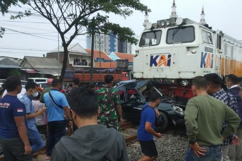 Viral, Foto Sedan Ringsek Ditabrak Kereta, KAI: Terjadi di Perlintasan Tak Terjaga 