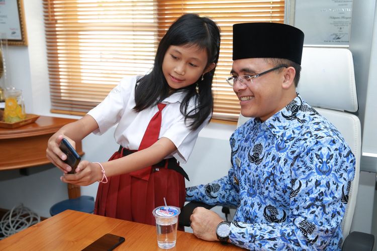NWA mengajak Bupati Anas untuk swafoto saat diundang sarapan di Kantor Bupati Banyuwangi. NWA sebelumnya menerima perlakuan diskriminatif di SMP Negeri 3 Genteng, Banyuwangi. Kini, NWA telah diterima di SMP Negeri 1 Genteng, Banyuwangi. 