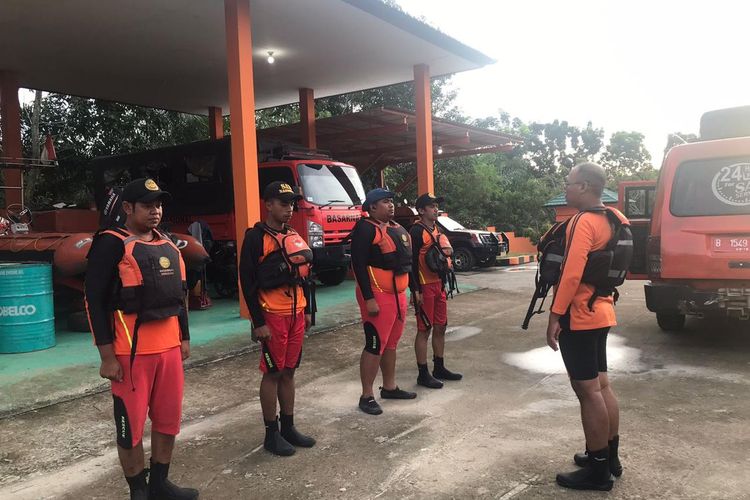 Tim SAR melakukan briefing untuk operasi pencarian dan penyelamatan ABK Kapal Cahaya Soppeng yang diduga terjatuh di perairan Sei Nyamuk Pulau Sebatik Nunukan Kaltara