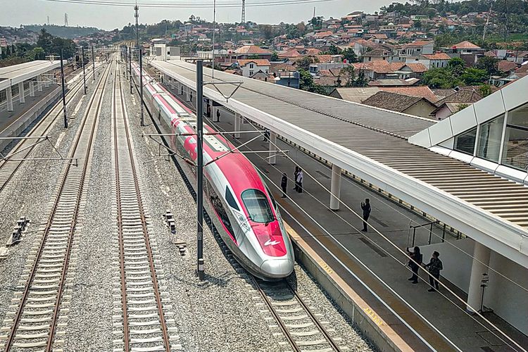 Kereta Cepat Jakarta-Bandung alias Whoosh melintas di stasiun Padalarang, Kabupaten Bandung Barat, Senin (2/10/2023).