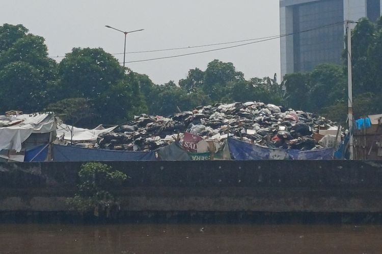 Sudin LH Jakut Klaim Angkut Sampah dari TPS Ilegal Penjaringan Tiap Hari