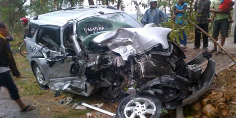 Beginilah kondisi mobil yang terlibat kecelakaan maut di Jalan raya Tisnogambar, Kecamatan Bangsalsari, Kabupaten Jember, Jawa Timur, Jumat (9/10/2015) sore.